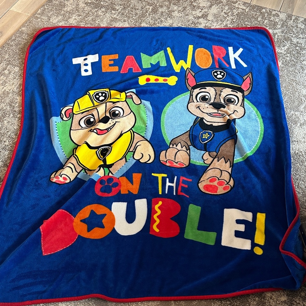 Nickelodeon Paw Patrol Teamwork Red and Blue Blanket